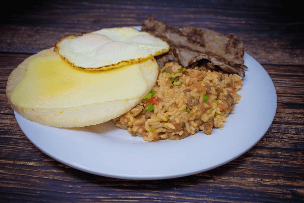 Calentado con Carne, Arepa y Huevo